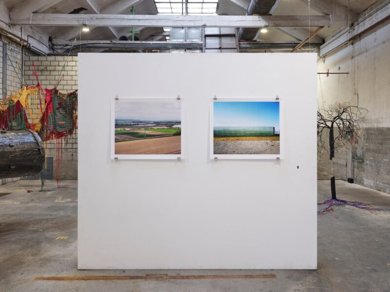 Vue de l’exposition "Cantonale Berne Jura 25/26", La Nef, Saint-Ursanne, 2025, avec l’œuvre de Patrik Marcet, Seeland. Photo: Thomas Annaheim Lam-bert