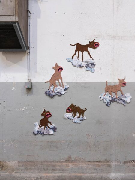 Vue de l’exposition "Cantonale Berne Jura 25/26", La Nef, Saint-Ursanne, 2025, avec l’œuvre de Jürg Benninger, 6 Hunde. Photo: Thomas Annaheim Lambert