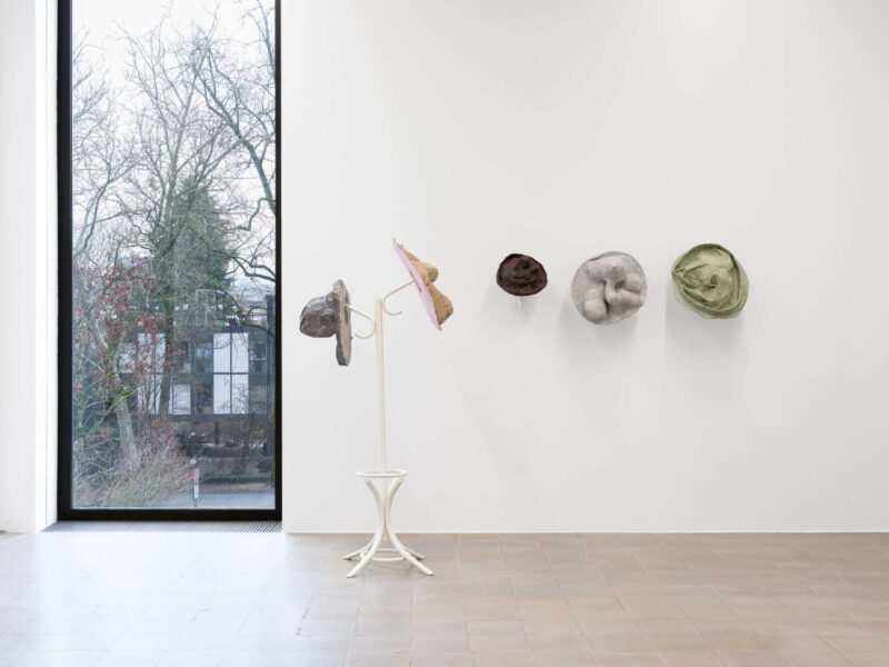 Vue de l’exposition "Cantonale Berne Jura 25/26", Kunsthaus Biel Centre d’Art Bienne (KBCB), 2025, avec l’œuvre de Vera Trachsel. Photo: Lea Kunz